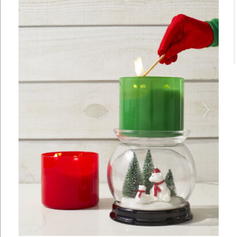 Bath and body works POLAR BEAR CLOCHE PEDESTAL
3-Wick Candle Holder